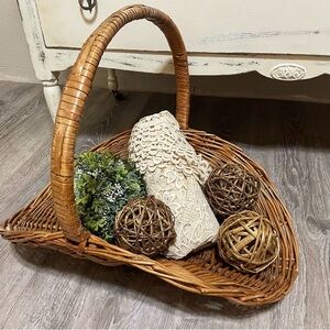Stage it! Wicker Basket with Decorative Items
